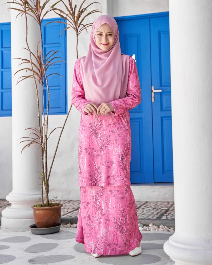 Baju Kurung Pahang Laura Printed 9.0 - Taffy Laurel - Image 3