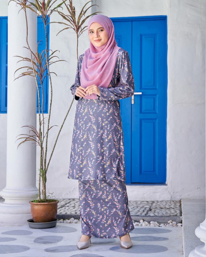 Baju Kurung Pahang Laura Printed 9.0 - Verbena Gray - Image 3