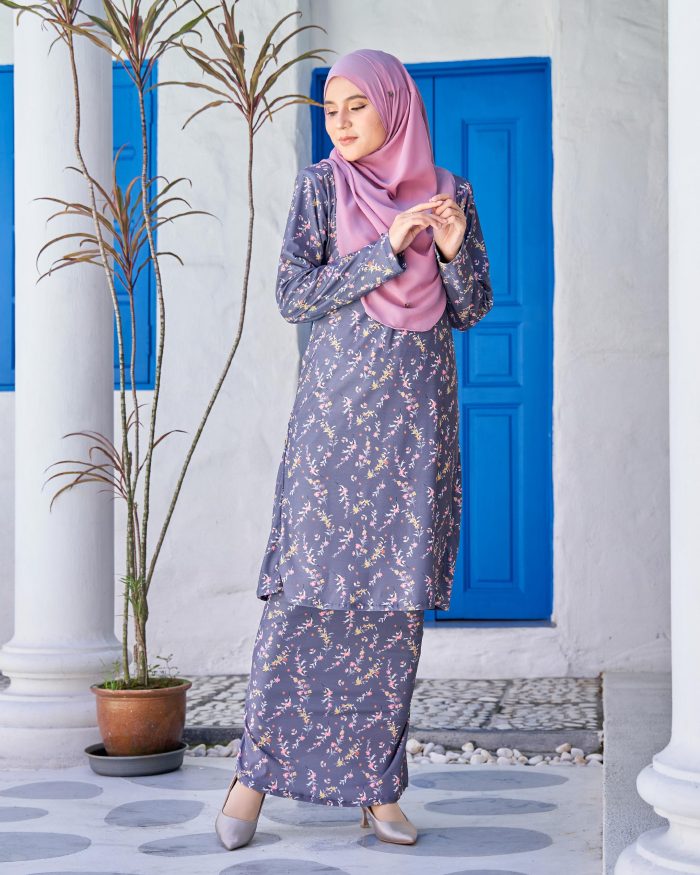 Baju Kurung Pahang Laura Printed 9.0 - Verbena Gray - Image 2
