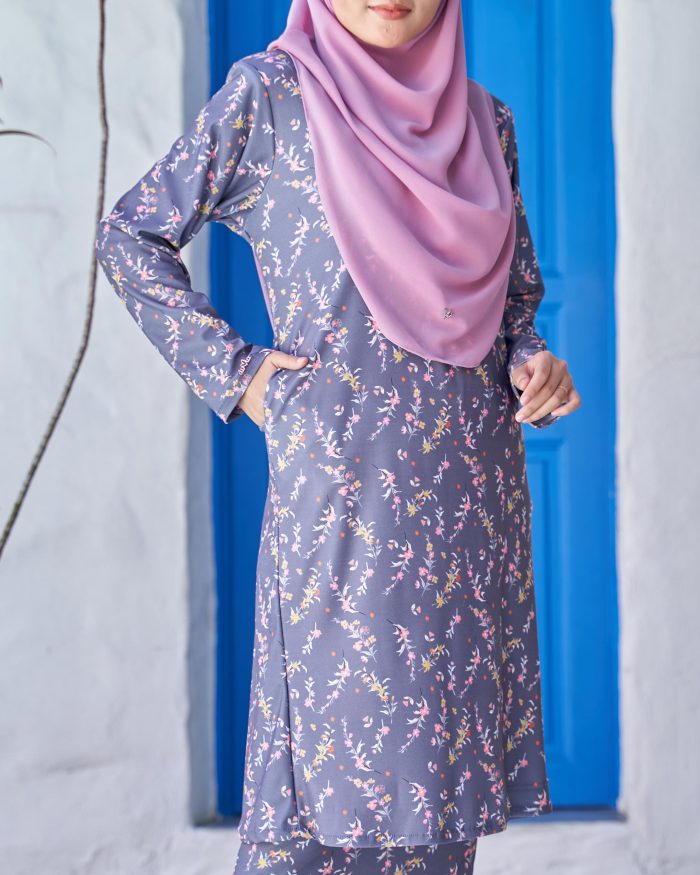 Baju Kurung Pahang Laura Printed 9.0 - Verbena Gray - Image 4