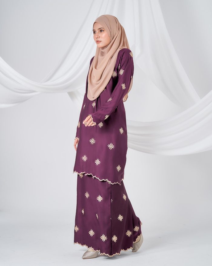 Baju Kurung Sulam Songket Tun Teja - Melati Magenta - Image 2