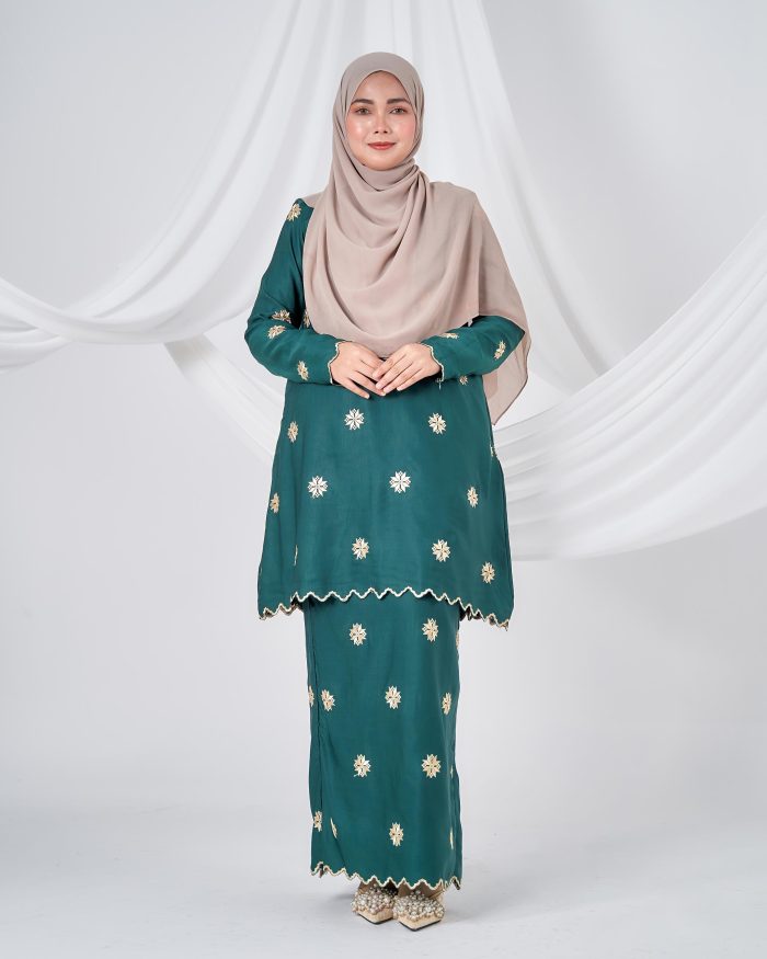 Baju Kurung Sulam Songket Tun Teja - Teratai Emerald green - Image 3