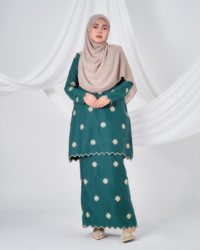 Baju Kurung Sulam Songket Tun Teja - Teratai Emerald green - Image 2