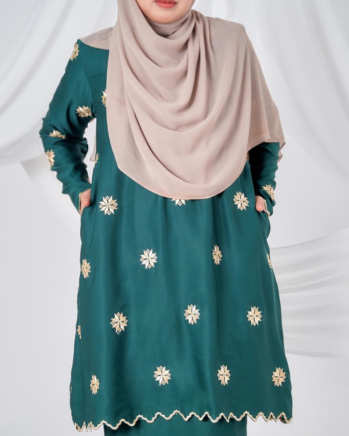 Baju Kurung Sulam Songket Tun Teja - Teratai Emerald green - Image 5