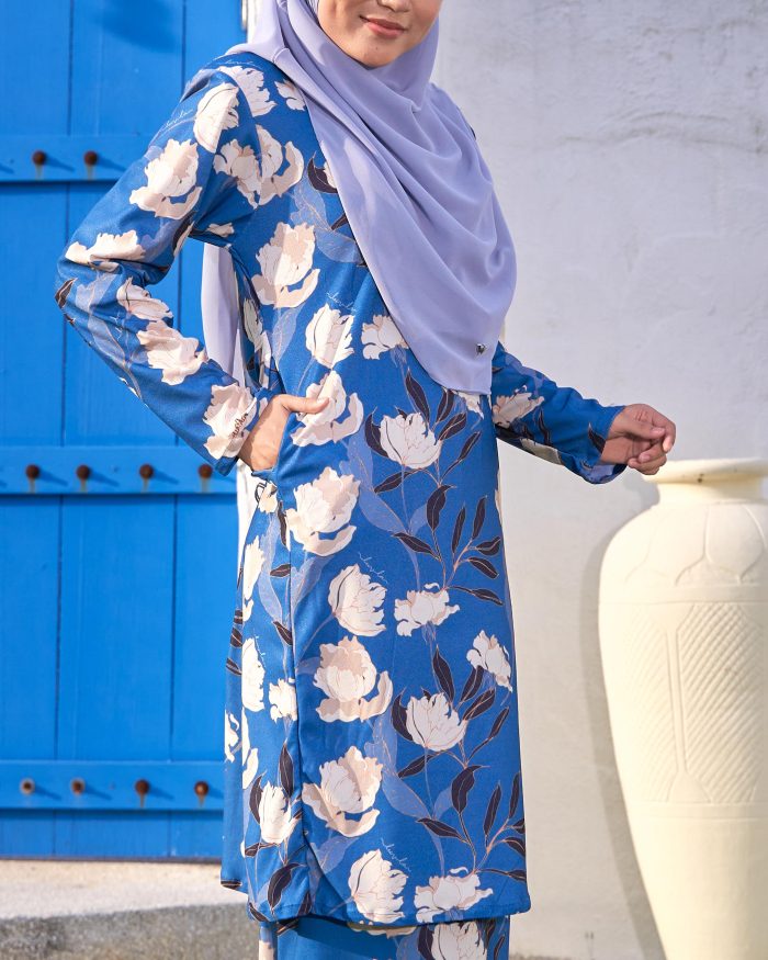 Baju Kurung Pahang Laura Printed 10.0 - Aegean Carnation - Image 4