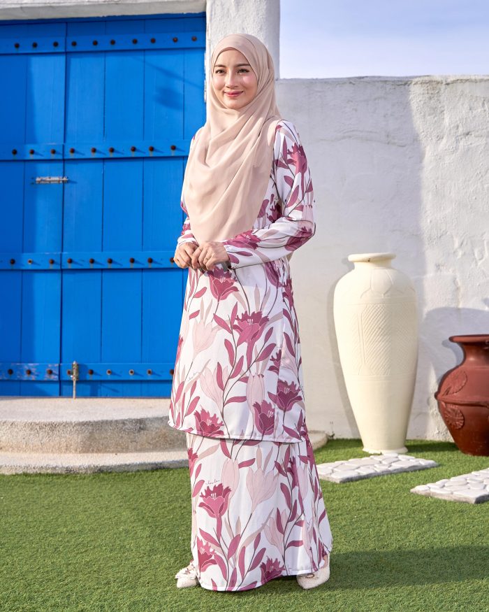 Baju Kurung Pahang Laura Printed 10.0 - Cranesbill Lily - Image 3