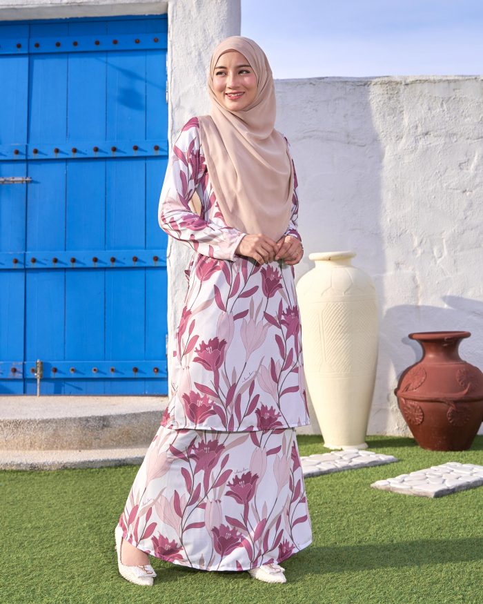 Baju Kurung Pahang Laura Printed 10.0 - Cranesbill Lily - Image 2