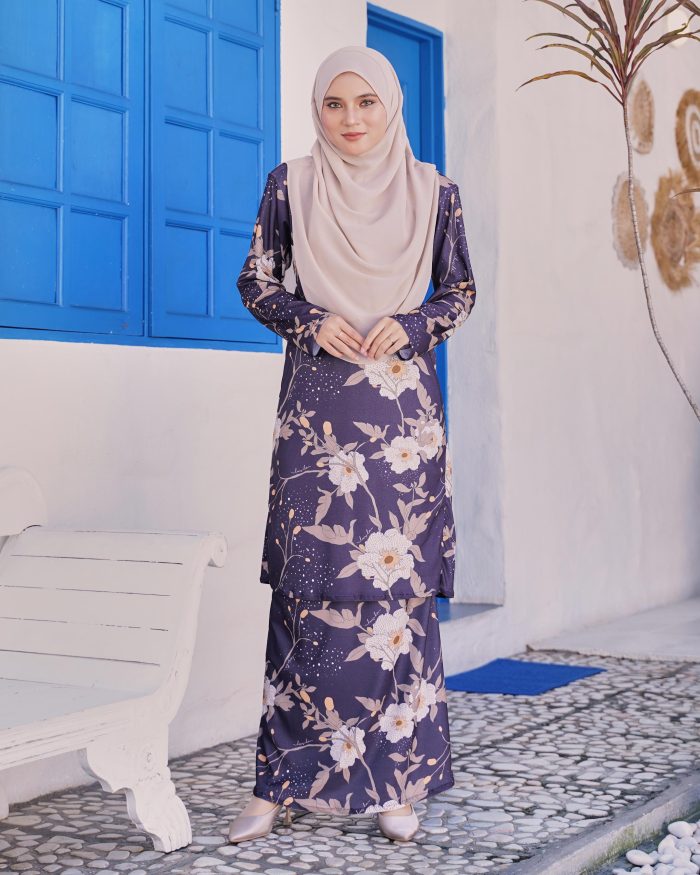 Baju Kurung Pahang Laura Printed 10.0 - Midnight Narcissus - Image 3