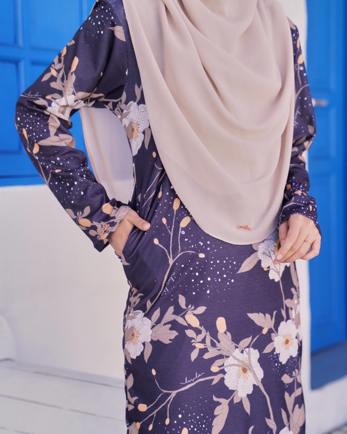 Baju Kurung Pahang Laura Printed 10.0 - Midnight Narcissus - Image 4