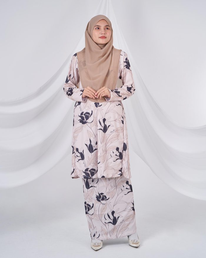 Baju Kurung Pahang Laura Printed 10.0 - Peony Beige - Image 3
