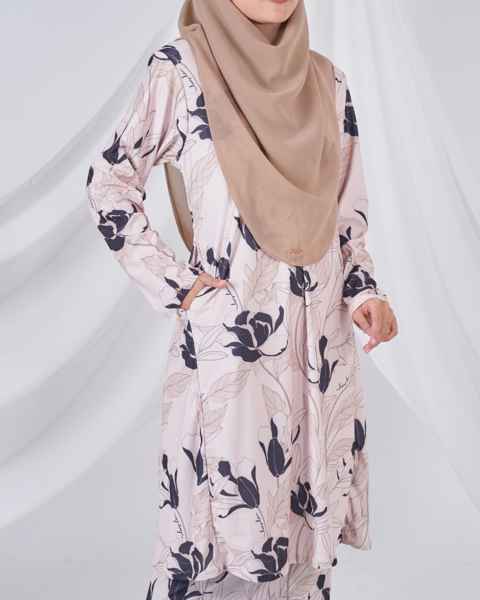 Baju Kurung Pahang Laura Printed 10.0 - Peony Beige - Image 4