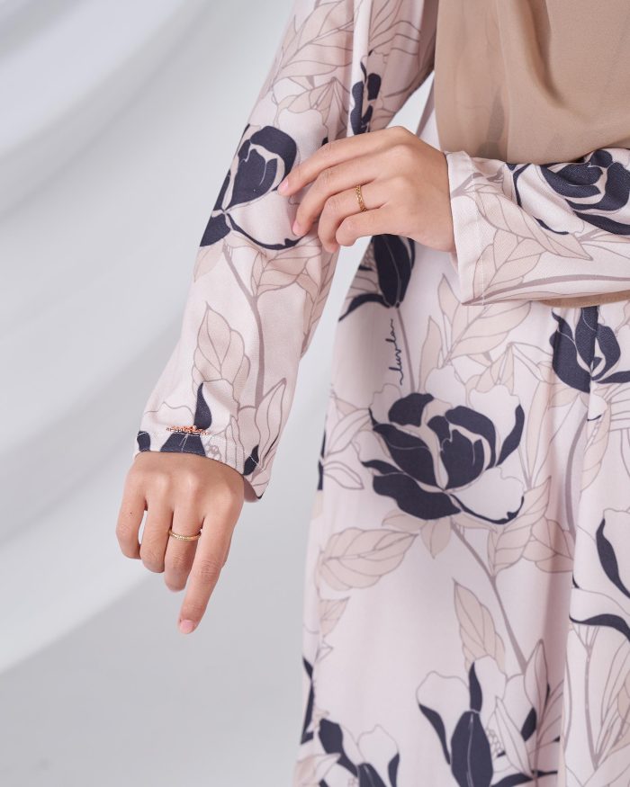 Baju Kurung Pahang Laura Printed 10.0 - Peony Beige - Image 5