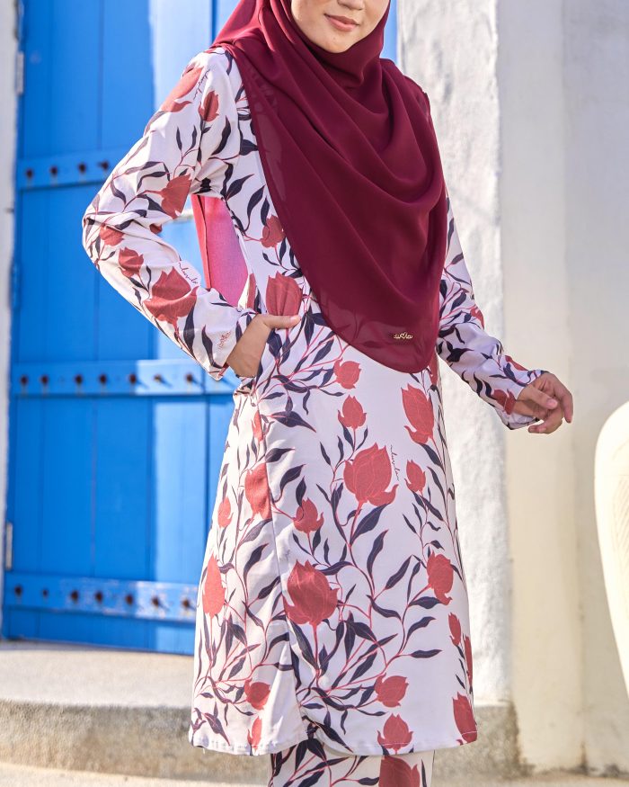 Baju Kurung Pahang Laura Printed 10.0 - Red Rose - Image 4