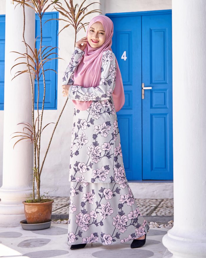 Baju Kurung Pahang Laura Printed 9.0 - Silver Gladiolus - Image 2