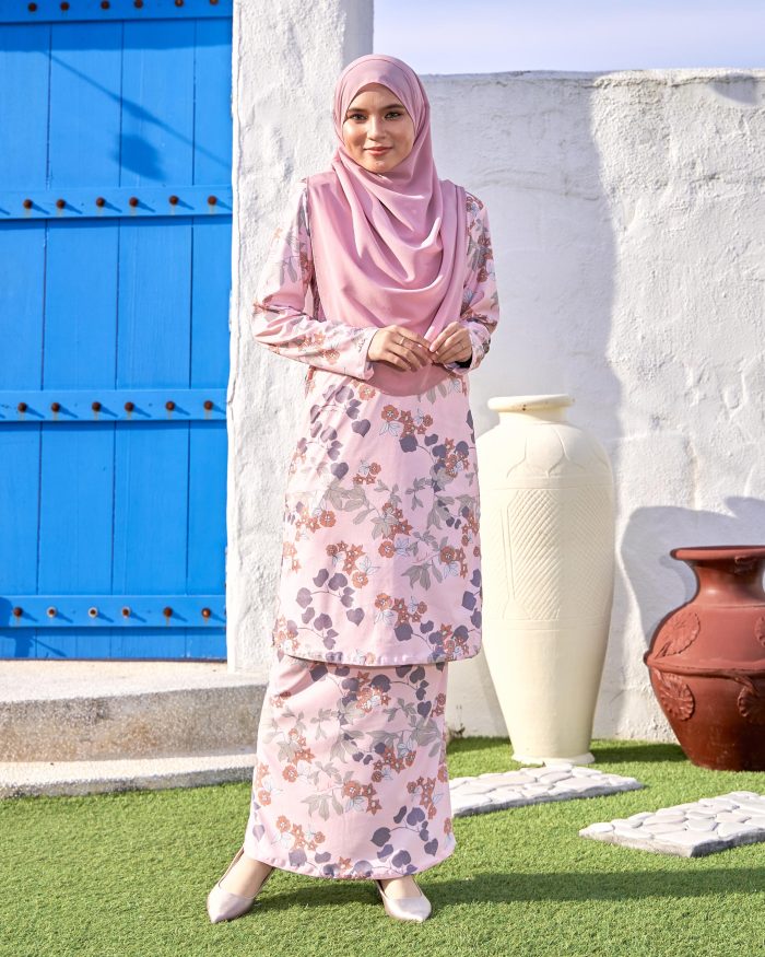 Baju Kurung Pahang Laura Printed 10.0 - Swiss Geranium - Image 3