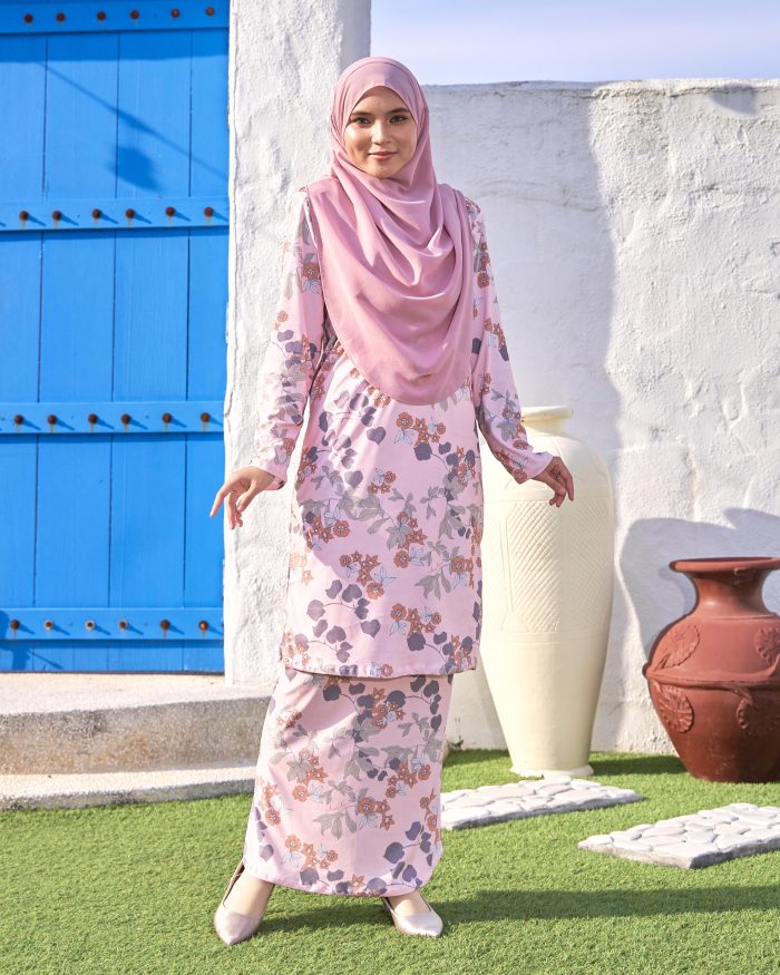 Baju Kurung Pahang Laura Printed 10.0 - Swiss Geranium - Image 2