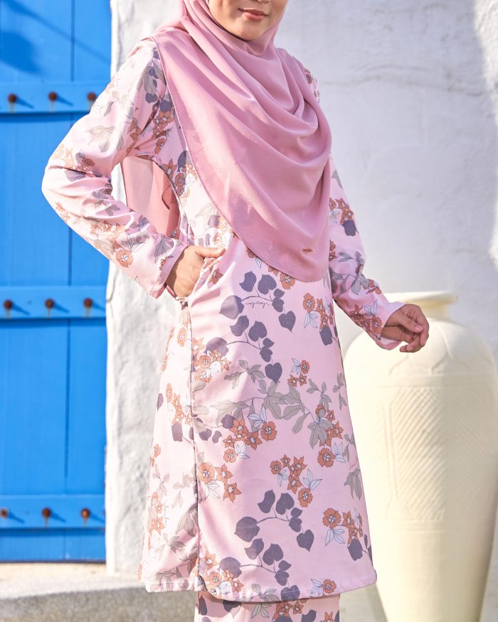 Baju Kurung Pahang Laura Printed 10.0 - Swiss Geranium - Image 4
