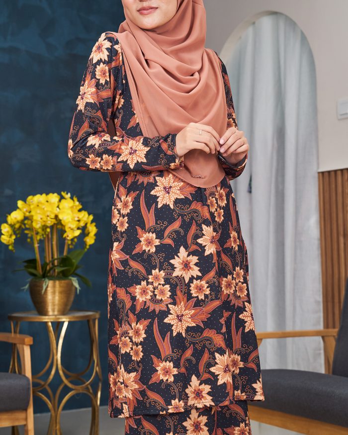 Baju Kurung Pahang Laura Printed 11.0 - Akasia Black - Image 7