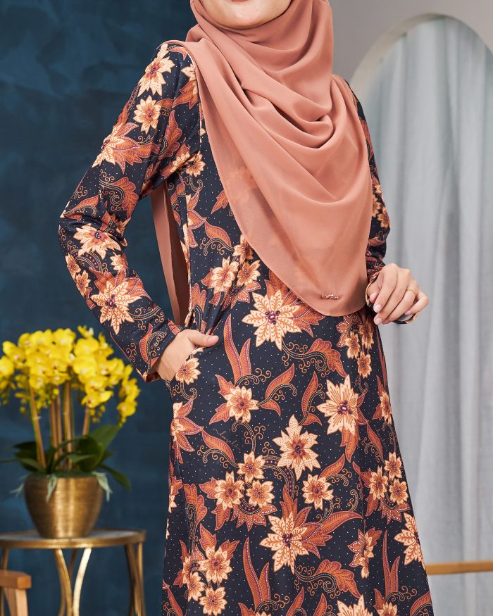 Baju Kurung Pahang Laura Printed 11.0 - Akasia Black - Image 8