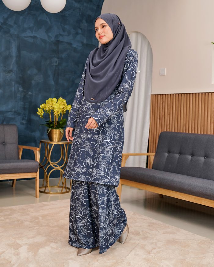 Baju Kurung Pahang Laura Printed 11.0 - Ayana Grey - Image 4