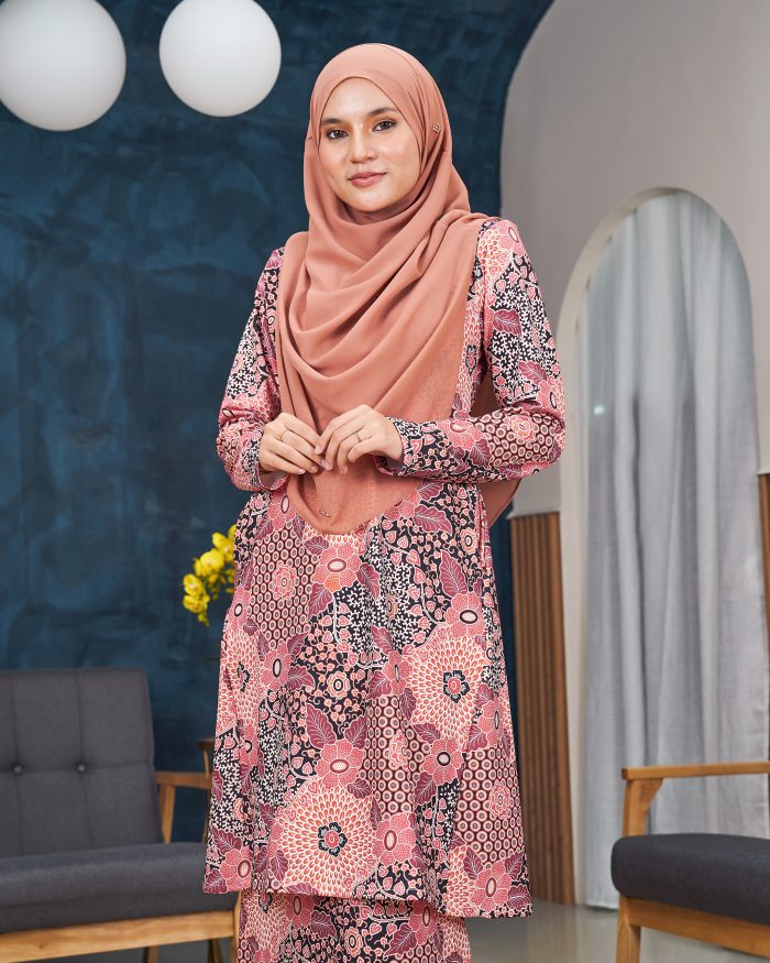 Baju Kurung Pahang Laura Printed 11.0 - Charming Pink - Image 4