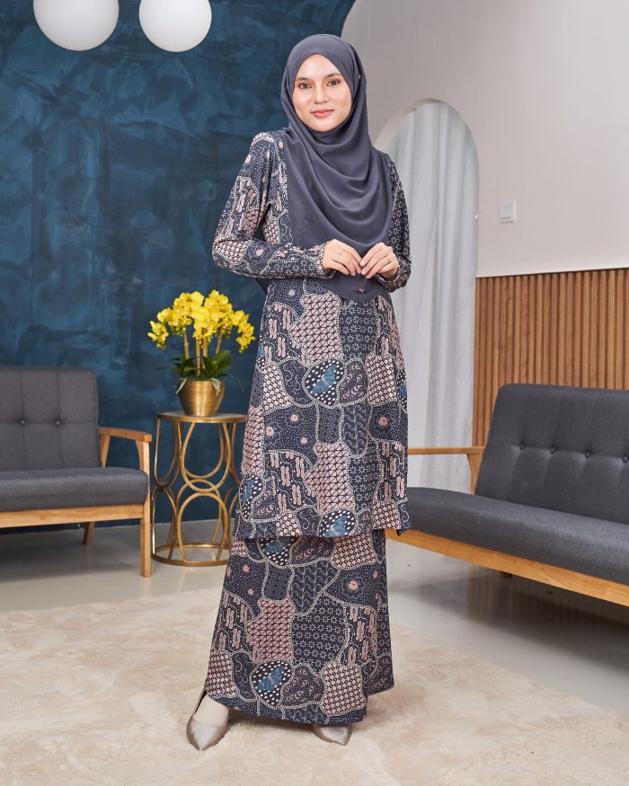 Baju Kurung Pahang Laura Printed 11.0 - Chicory Grey - Image 3