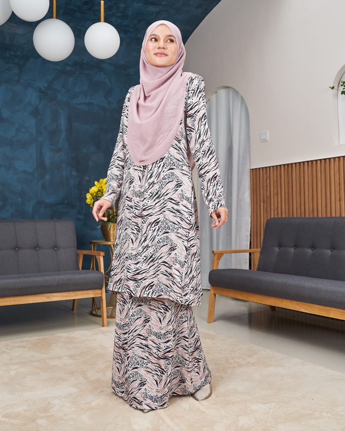 Baju Kurung Pahang Laura Printed 11.0 - White Leopard - Image 2