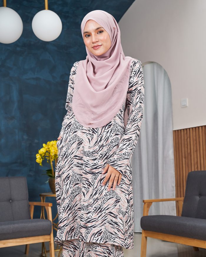 Baju Kurung Pahang Laura Printed 11.0 - White Leopard - Image 4