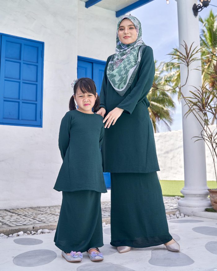 Baju Kurung Pahang Sara - Emerald Green - Image 4