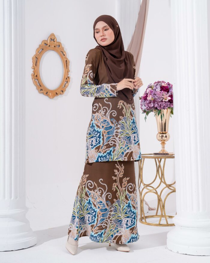 Baju Kurung Moden Batik Sultanah 2.0 - Dangsari Dark Brown - Image 2