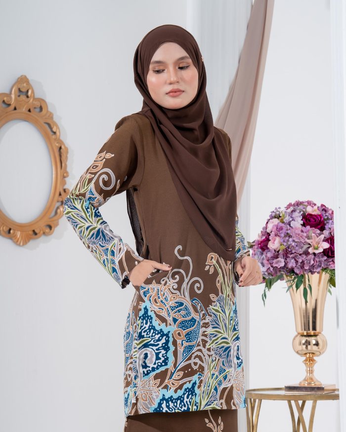 Baju Kurung Moden Batik Sultanah 2.0 - Dangsari Dark Brown - Image 5