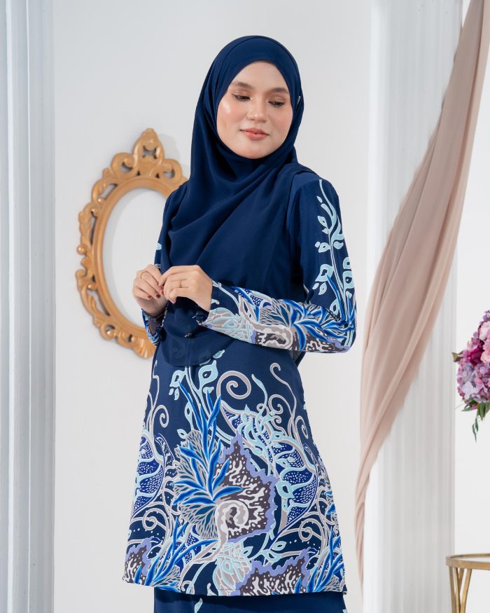 Baju Kurung Moden Batik Sultanah 2.0 - Dangsari Navy Blue - Image 4