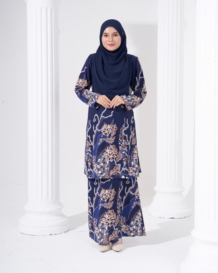 Baju Kurung Pahang Batik Sultanah - Ratna Navy Blue - Image 4