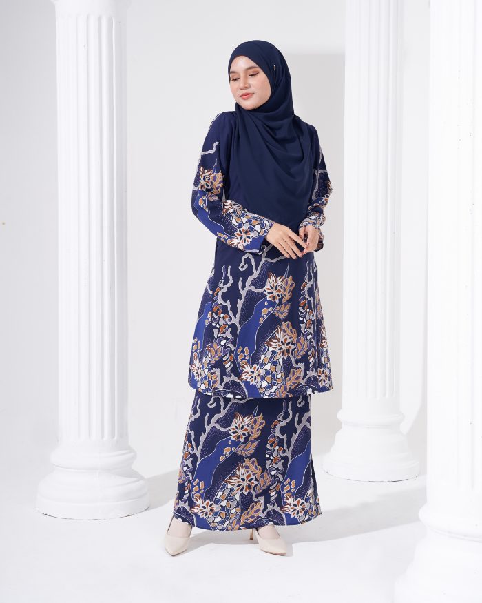 Baju Kurung Pahang Batik Sultanah - Ratna Navy Blue - Image 2