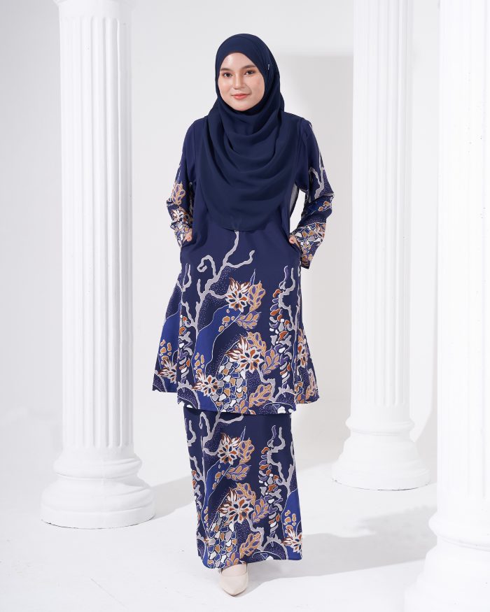 Baju Kurung Pahang Batik Sultanah - Ratna Navy Blue - Image 3