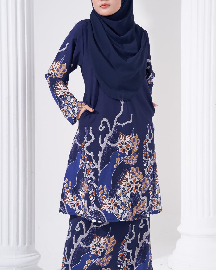 Baju Kurung Pahang Batik Sultanah - Ratna Navy Blue - Image 5