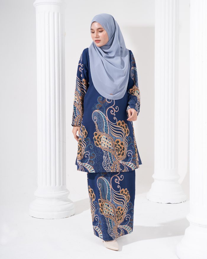 Baju Kurung Pahang Batik Sultanah - Renjana Navy Blue - Image 2