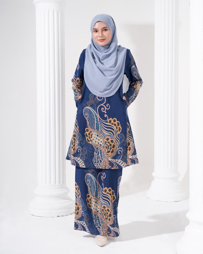 Baju Kurung Pahang Batik Sultanah - Renjana Navy Blue - Image 3