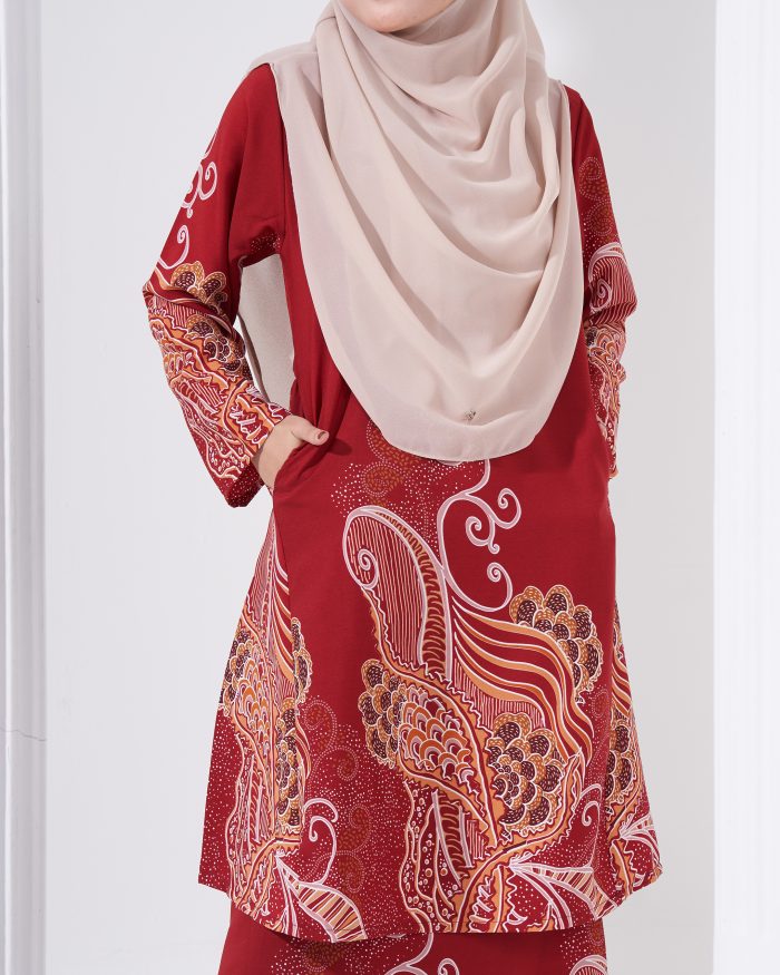 Baju Kurung Pahang Batik Sultanah - Renjana Red Chili - Image 5