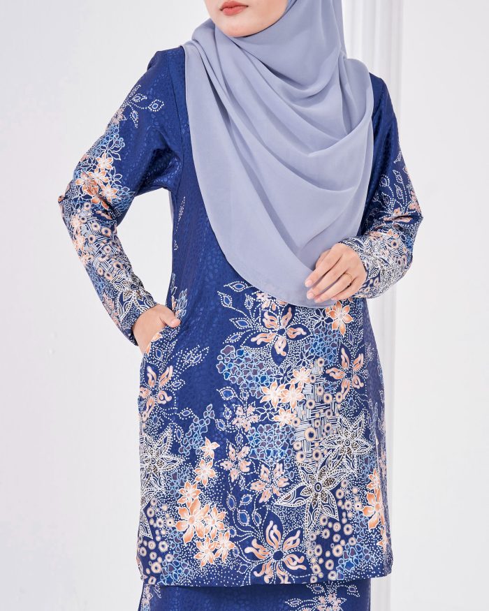Baju Kurung Moden Batik Sultanah 3.0 - Adiwarna Midnightblue - Image 4