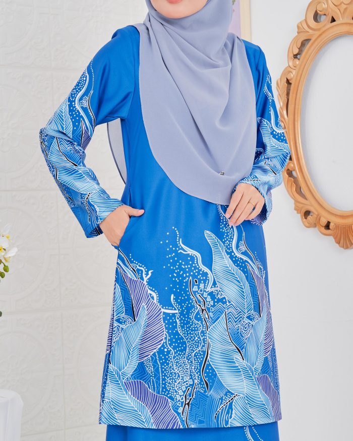 Baju Kurung Moden Batik Sultanah 4.0 - Akasia Cobalt Blue - Image 3