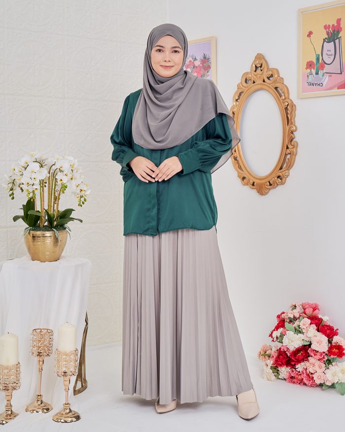 Blouse Satin Ramona - Emerald Green - Image 3