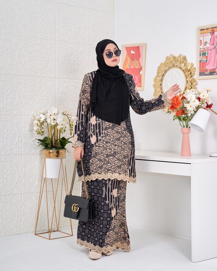 Baju Kurung Moden Batik Puteri Layla Laluna X MCC - Black Swan - Image 4