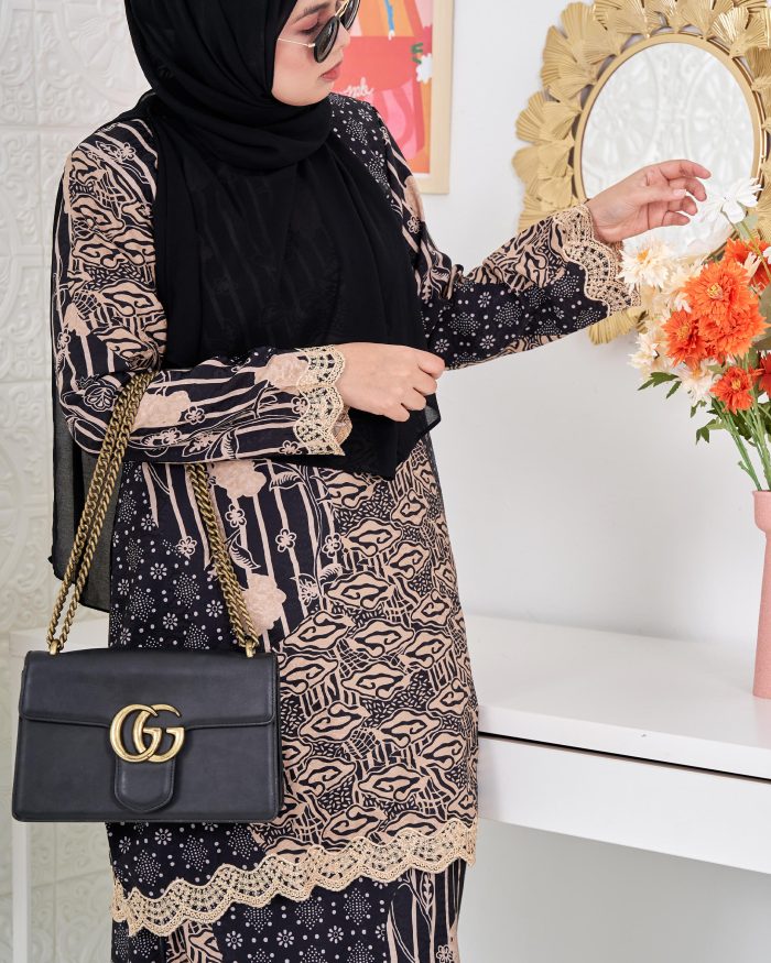 Baju Kurung Moden Batik Puteri Layla Laluna X MCC - Black Swan - Image 2
