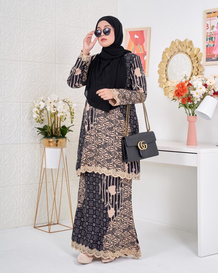 Baju Kurung Moden Batik Puteri Layla Laluna X MCC - Black Swan - Image 3