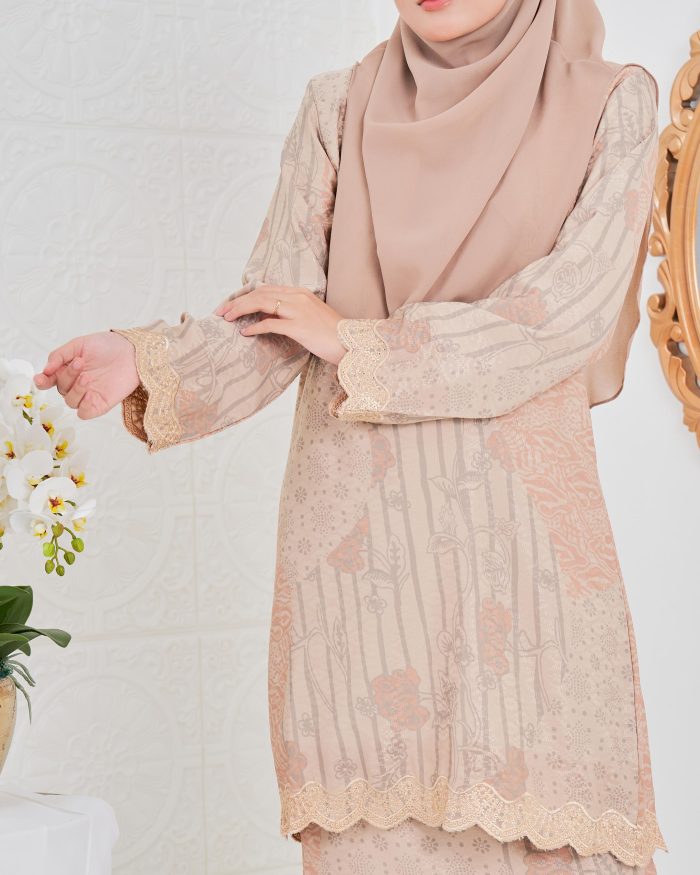 Baju Kurung Moden Batik Puteri Layla Laluna X MCC - Milkshake - Image 2