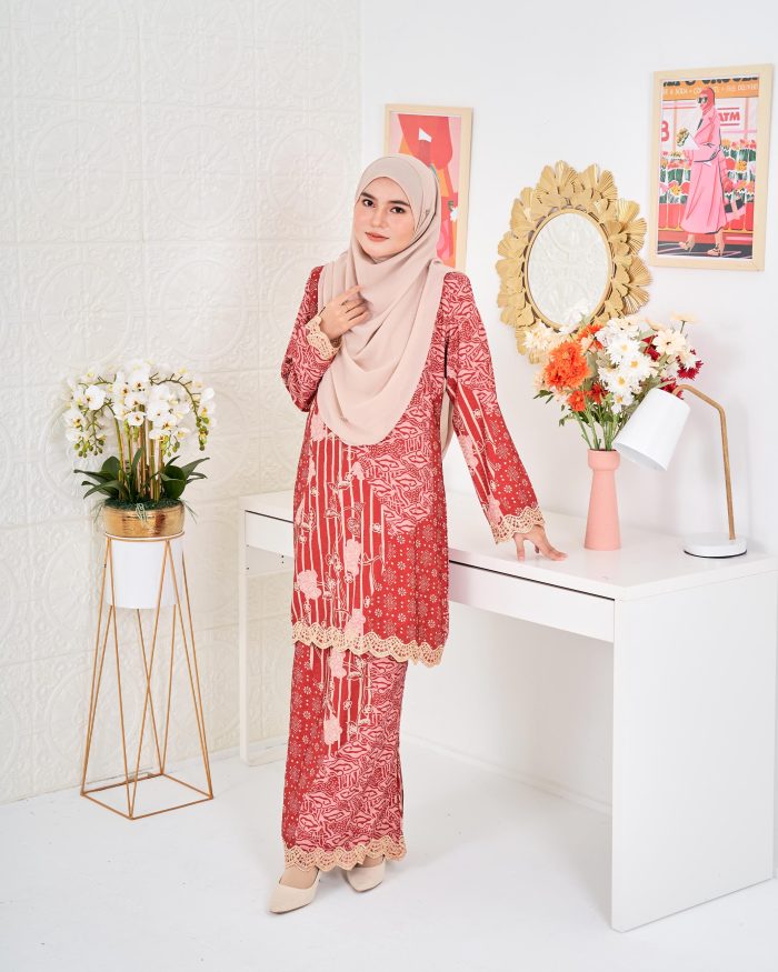 Baju Kurung Moden Batik Puteri Layla Laluna X MCC - Scarlet Red - Image 7