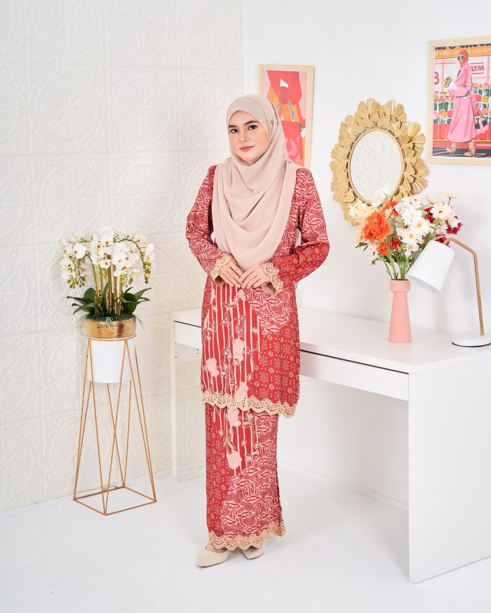 Baju Kurung Moden Batik Puteri Layla Laluna X MCC - Scarlet Red - Image 6