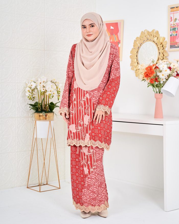 Baju Kurung Moden Batik Puteri Layla Laluna X MCC - Scarlet Red - Image 4