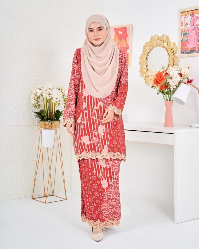 Baju Kurung Moden Batik Puteri Layla Laluna X MCC - Scarlet Red - Image 5